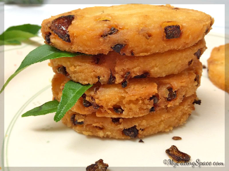 Deep fried Rice Bread is known as rotti pathiri or malabar neypathiri. This gluten-free dish makes a great snacks or break fast made with rice flour along with the tempting flavor of onion and cumin seed.