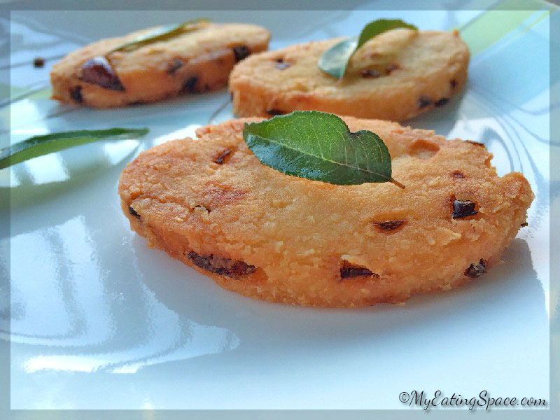 Deep fried Rice Bread is known as rotti pathiri or malabar neypathiri. This gluten-free dish makes a great snacks or break fast made with rice flour along with the tempting flavor of onion and cumin seed.