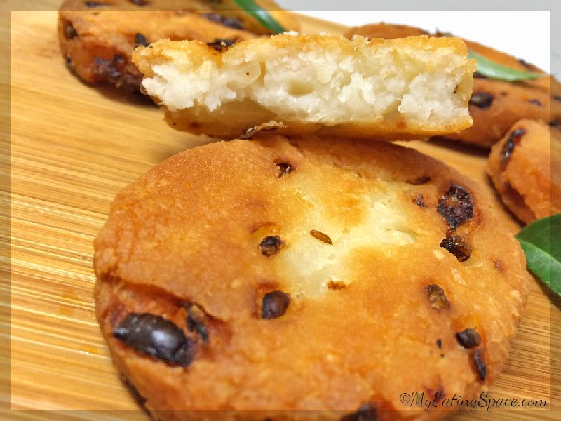 Deep fried Rice Bread is known as rotti pathiri or malabar neypathiri. This gluten-free dish makes a great snacks or break fast made with rice flour along with the tempting flavor of onion and cumin seed.