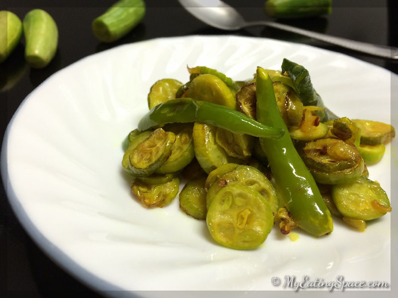 Ivy gourd stir-fry is the most simple and easy dish from the Indian Kitchen. They make a tasty and crunchy side dish for anything from rice to bread. As mezhukkupuratti is one of the main dishes in Onam sadya, try out the diabetic-friendly vegan and vegetarian dish from 'My Eating Space'.