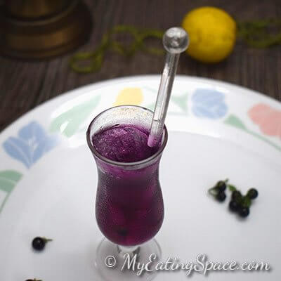 Wonderberry Juice, this purple lemonade is a summer drink and with the elegant natural color, looks like the drink from a Disney tale or a halloween drink.